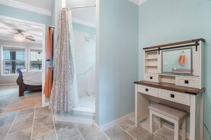 5 dormitorios, escritorio, tabla de planchar con plancha y cuna de viaje