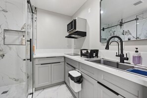 Microondas, parrilla de estufa y cafetera y tetera 