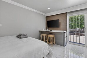 Tabla de planchar con plancha, wifi y ropa de cama 