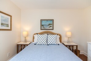 Tabla de planchar con plancha, wifi gratis y ropa de cama 