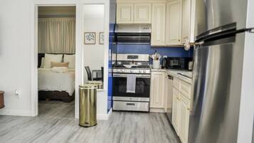 Kjøleskap, mikrobølgeovn, ovn og kokeplater