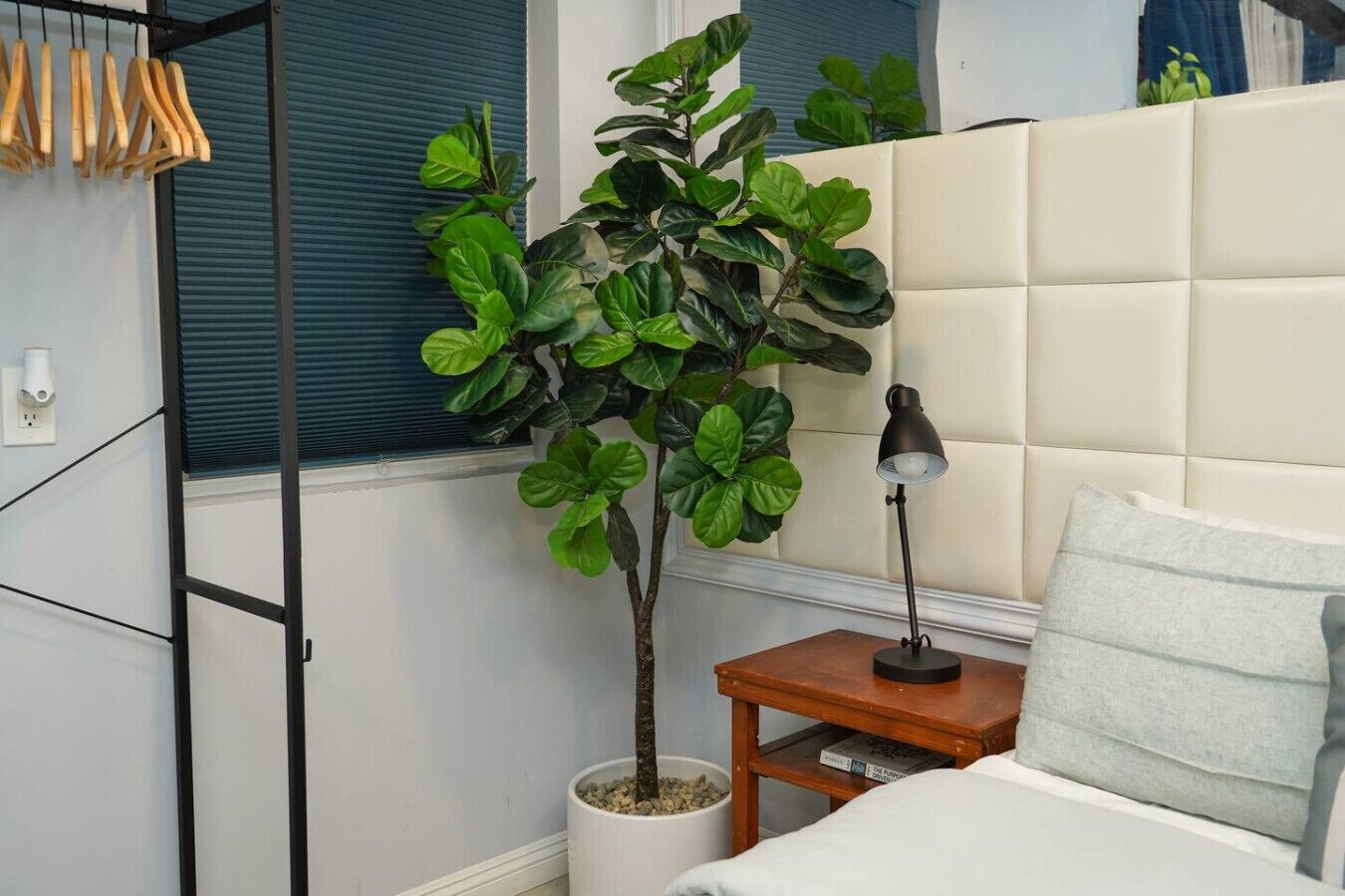 Een bureau, wifi, beddengoed