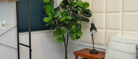 Een bureau, wifi, beddengoed