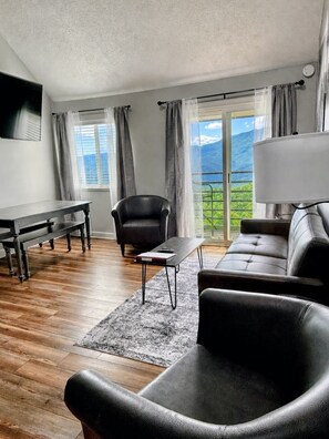 Smart-TV, Kamin, Bücher