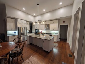 Fridge, microwave, oven, stovetop - Sharing "Our Time" with you on Lake Champlain. (North Hero)