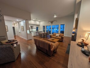Smart TV, fireplace, DVD player, books - Sharing "Our Time" with you on Lake Champlain. (North Hero)