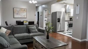 Living area - Comfortable 3BR Atlanta Home Quiet & Central (Newark)