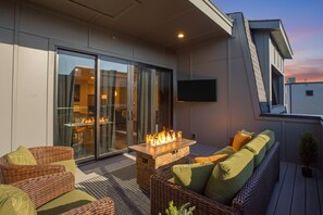 Terrace/patio - Luxury Gated Duo Sleeps 24 Karaoke & Rooftop (Nashville)