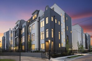 Exterior - Luxury Gated Duo Sleeps 24 Karaoke & Rooftop (Nashville)