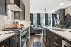 Fridge, microwave, oven, stovetop - Luxury Gated Duo Sleeps 24 Karaoke & Rooftop (Nashville)