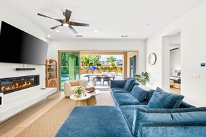 Televisión, chimenea y estéreo 