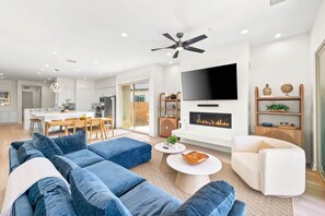 Televisión, chimenea y estéreo 