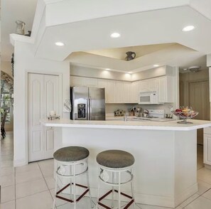Fridge, microwave, oven, stovetop - 400 Bald Eagle Drive, centrally located spacious home with a gorgeous pool area! (Marco Island)