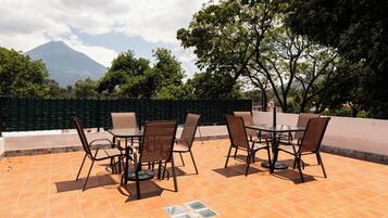 Basic Room, Garden View | Living area | 32-inch flat-screen TV with digital channels
