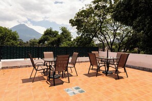 Habitación básica, vistas al jardín | Zona de estar | Televisión de pantalla plana de 32 pulgadas con canales digitales