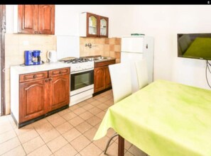 Refrigerador, microondas, horno y cafetera y tetera 