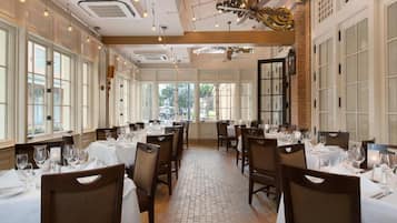 9 restaurants; breakfast, lunch, dinner, and brunch served