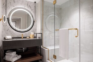 Dusche, kostenlose Toilettenartikel, Haartrockner, Handtücher
