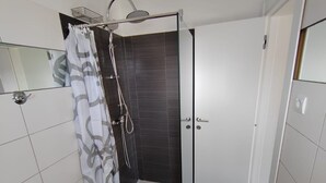 A modern bathroom with a shower, a toilet, and a sink. - Villa Horizont - Four Bedroom Villa with Sea View (Fazana)