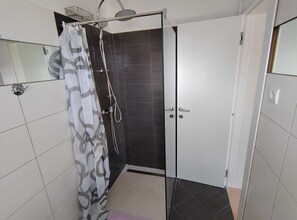 Shower, hair dryer, towels - Villa Horizont - Four Bedroom Villa with Sea View (Fazana)