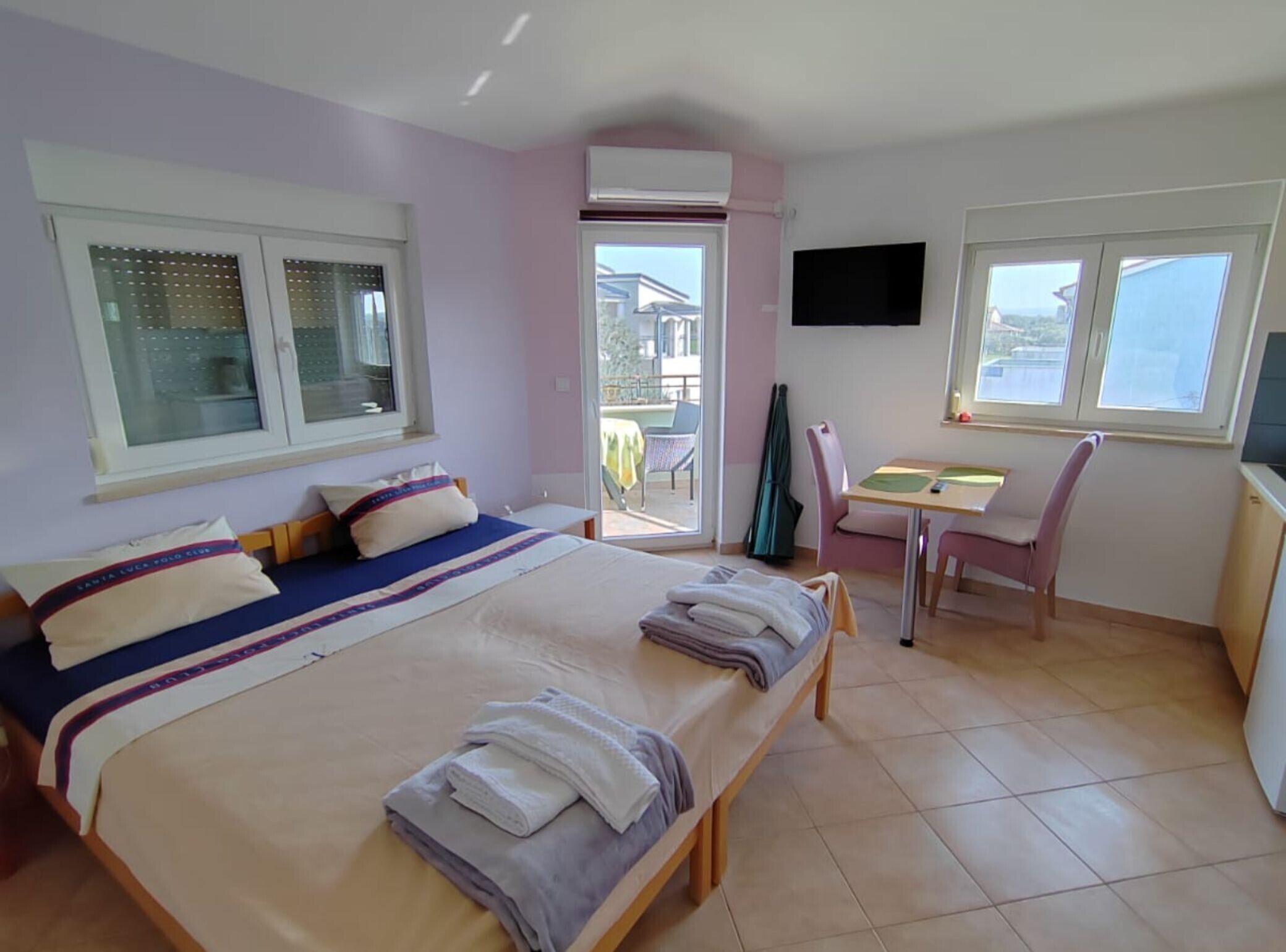 4 bedrooms, iron/ironing board, internet, bed sheets