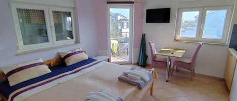 4 habitaciones, tabla de planchar con plancha, internet y ropa de cama