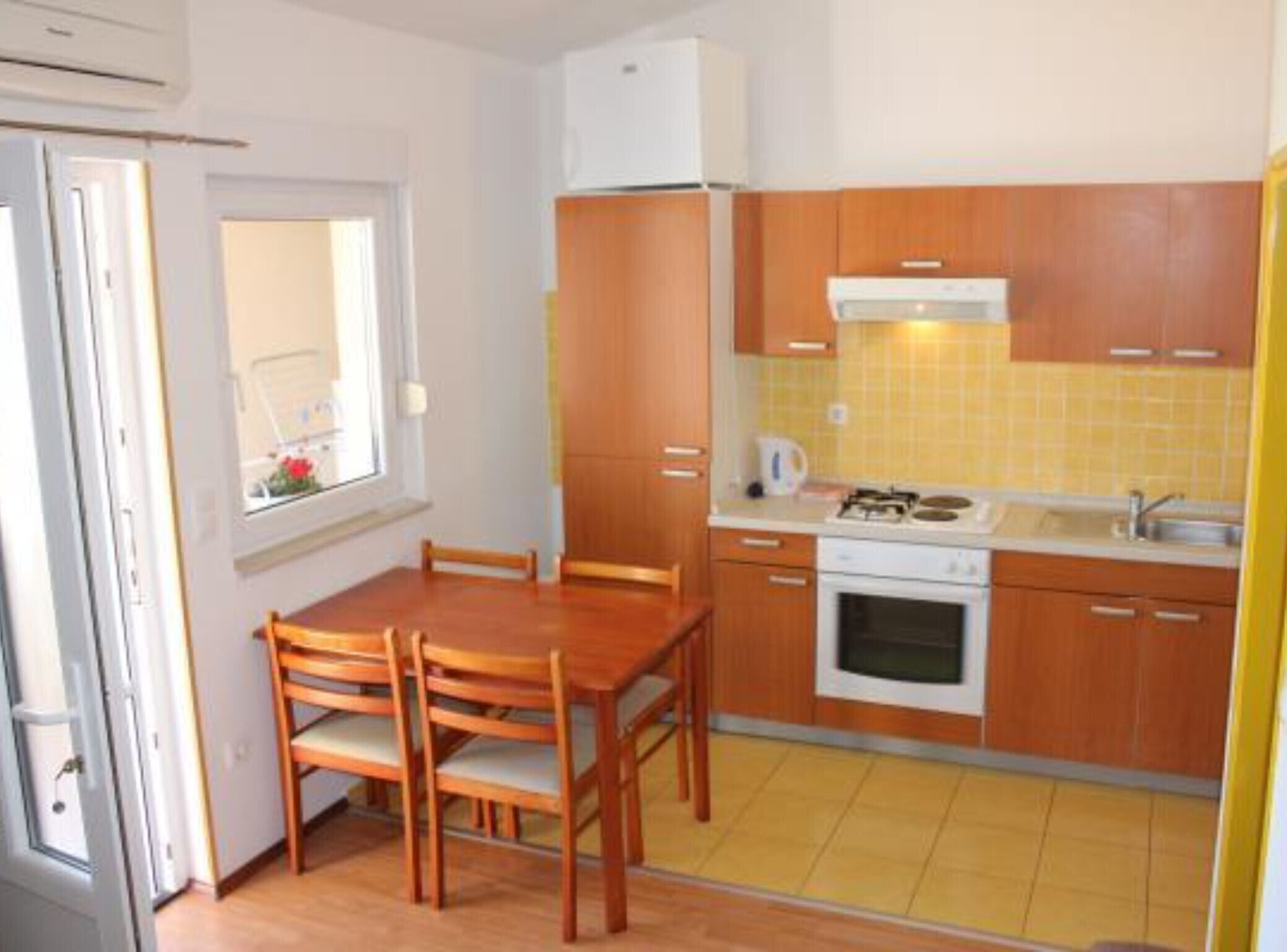 Een koelkast, een magnetron, een oven, een kookplaat