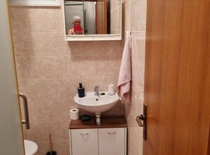 Dusche, Haartrockner, Handtücher