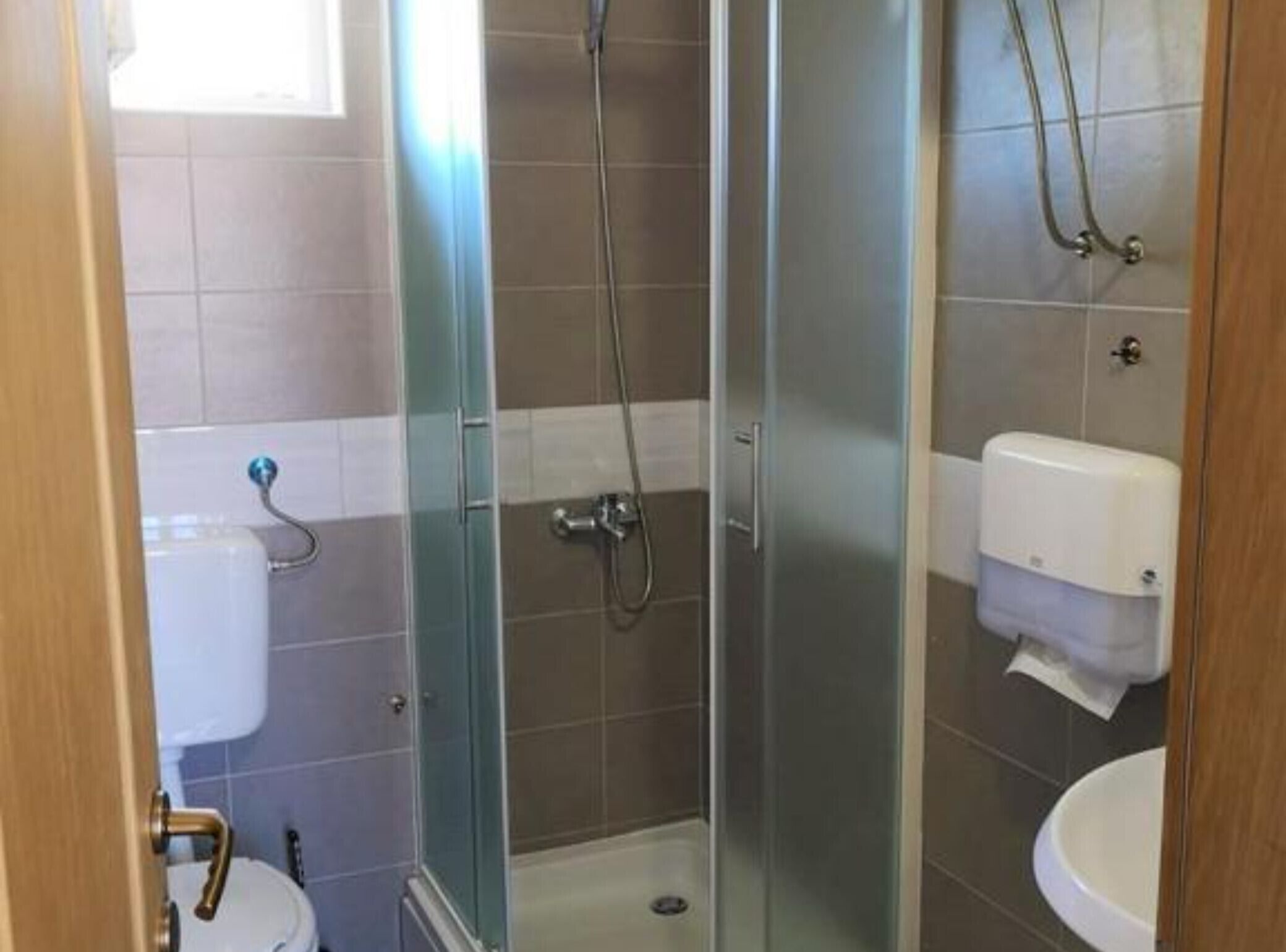 Chuveiro, secador de cabelo, toalhas de banho 