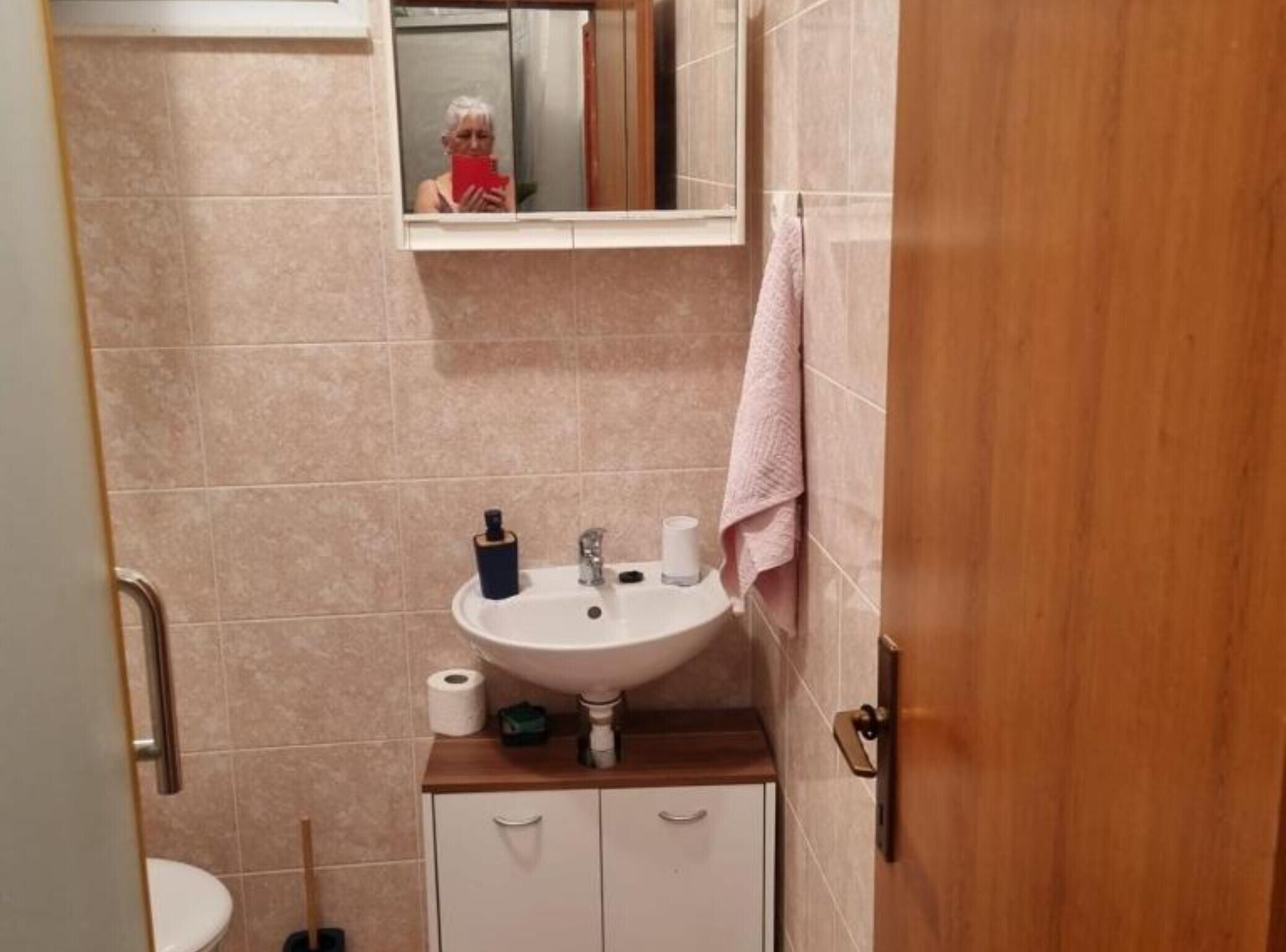 Douche, séchoir à cheveux, serviettes fournies