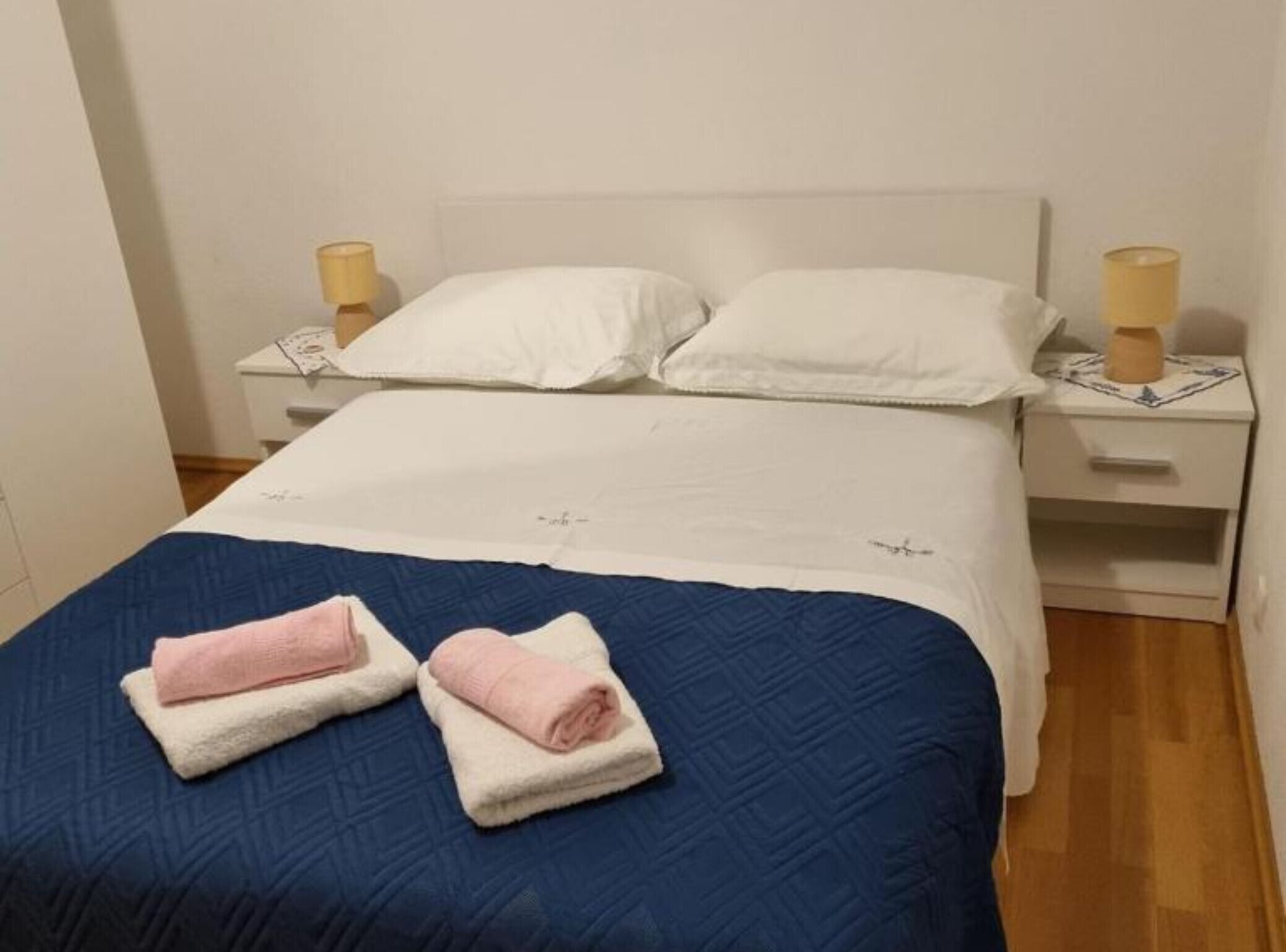Bügeleisen/Bügelbrett, Internetzugang, Bettwäsche