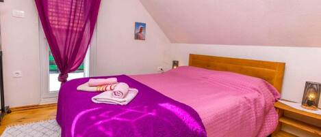 1 habitación, tabla de planchar con plancha, internet y ropa de cama