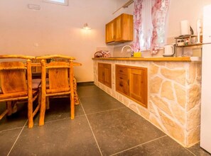 Fridge, stovetop, cookware/dishes/utensils - Holiday home Kuzmino - Holiday Home (Primosten)