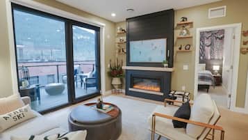 Deluxe Condo, Mountain View | Living area
