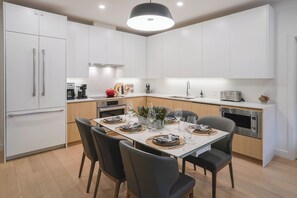 Deluxe Condo, Mountain View | Dapur peribadi | Peti sejuk/penyejuk beku saiz penuh, ketuhar gelombang mikro, ketuhar 