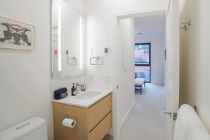 Deluxe-Apartment, Bergblick | Badezimmer | Duschwanne, kostenlose Toilettenartikel, Haartrockner, Handtücher