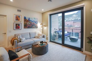 Deluxe-Apartment, Bergblick | Wohnbereich