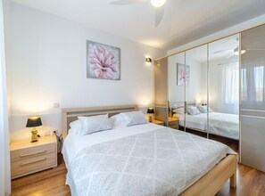 3 bedrooms, iron/ironing board, Internet, bed sheets - Three Bedroom Apartment with Sea View and Terrace (Sutivan)