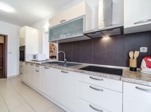 Fridge, oven, stovetop, dishwasher - Three Bedroom Apartment with Sea View and Terrace (Sutivan)