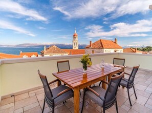 Outdoor dining - Three Bedroom Apartment with Sea View and Terrace (Sutivan)