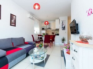 TV, ping pong - Apartments Bellavista Grebaštica - One Bedroom Apartment with Balcony (Šibenik)