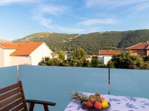 Outdoor dining - Apartments Bellavista Grebaštica - Classic One Bedroom Apartment with Balcony (Šibenik)