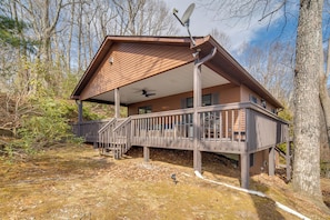 Exterior - Mtn-View Deck! Modern Retreat Near Jump Off Rock (Laurel Park)