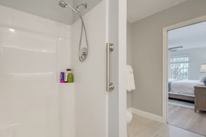 Hair dryer, towels - Mtn-View Deck! Modern Retreat Near Jump Off Rock (Laurel Park)
