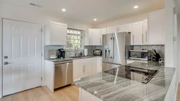 Een koelkast, een magnetron, een kookplaat, een vaatwasser