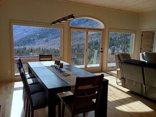 Cliffside Modern Mountain Retreat