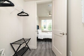 1 habitación, tabla de planchar con plancha, wifi y ropa de cama 