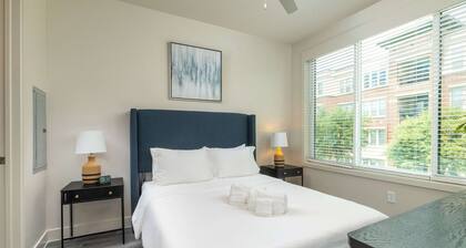 Riverfront Stay Downtown Views Queen Bed Free Parking