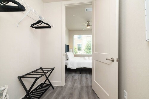 Riverfront Stay Downtown Views Queen Bed Free Parking