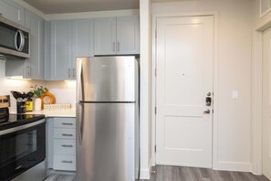 Refrigerador, microondas, horno y parrilla de estufa 